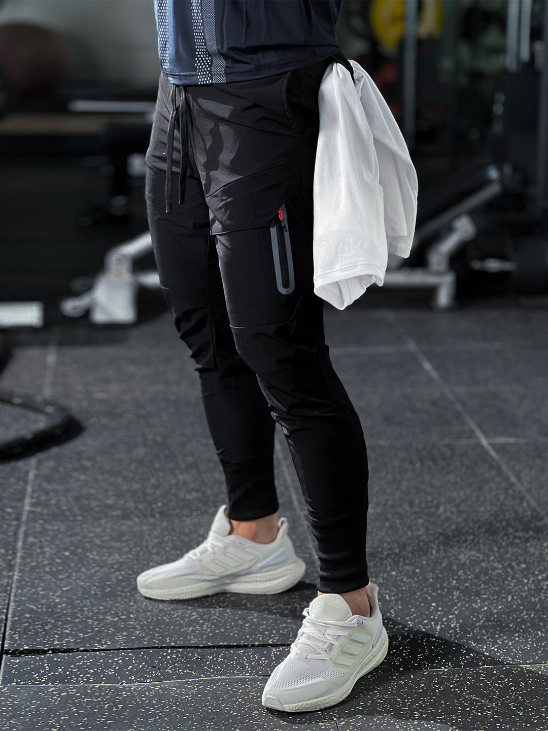 Men's casual cargo joggers with elastic waistband and cuffs, great for streetwear fashion trends.