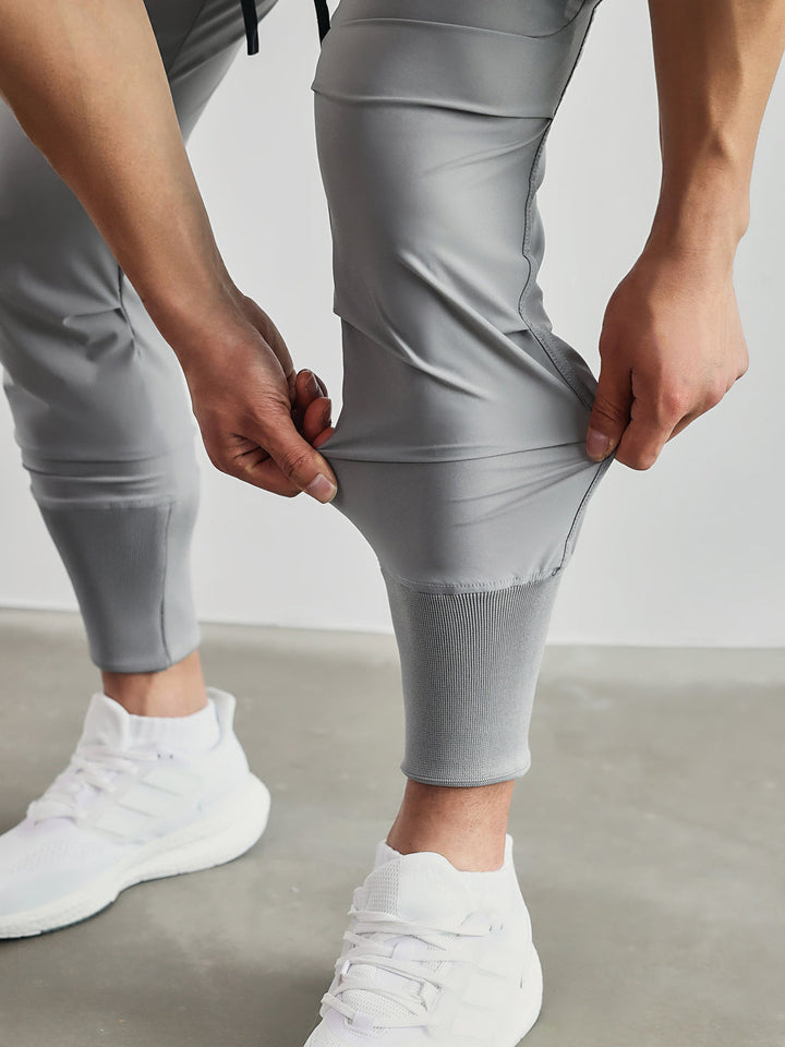 Fashionable men's cargo joggers, ideal for a modern streetwear look and daily comfort-focused wear.