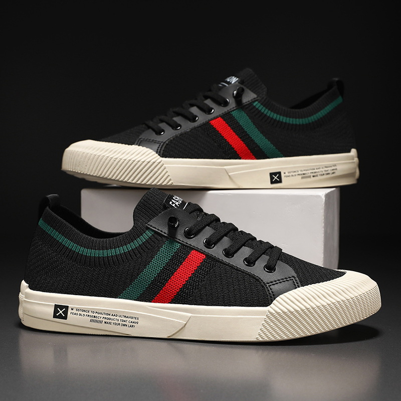 Experience everyday comfort with these men's lightweight breathable lace-up casual sneakers.
