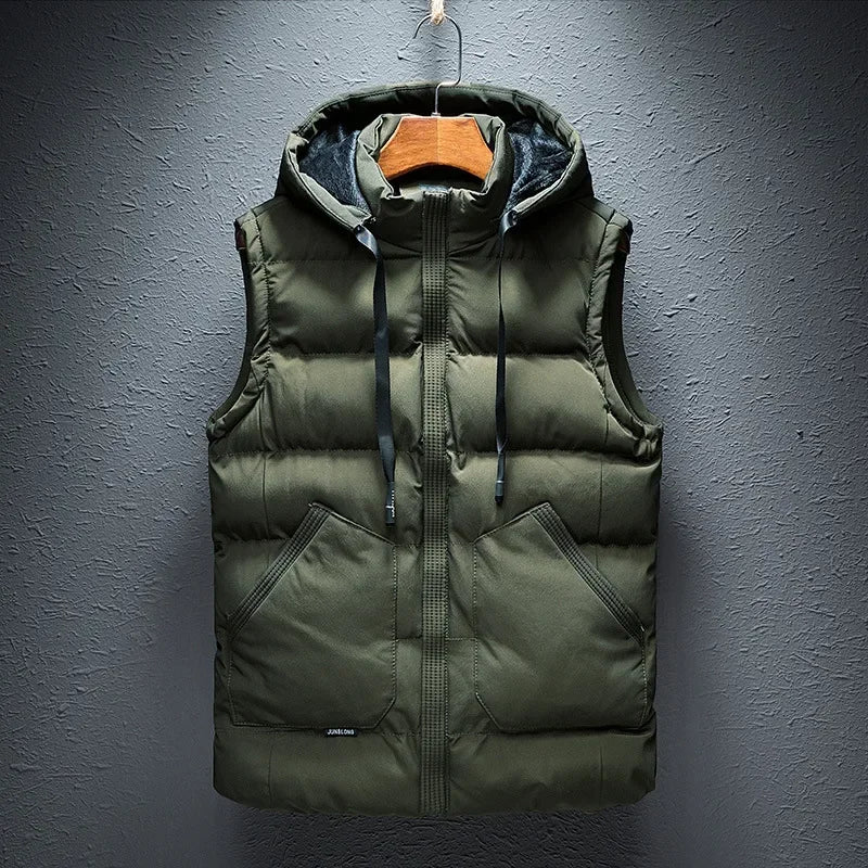 Comfortable men's lightweight hooded vest, an essential sleeveless outerwear piece for daily casual style.