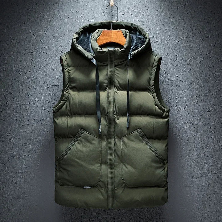 Comfortable men's lightweight hooded vest, an essential sleeveless outerwear piece for daily casual style.