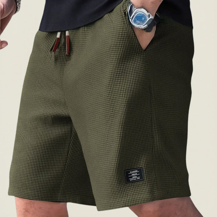 Versatile men's summer shorts, lightweight and relaxed fit, suitable for casual wear or active outdoor style.