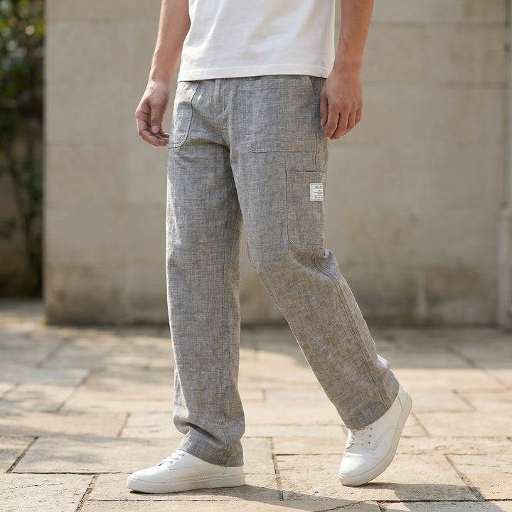 Men's loose straight-leg cargo pants, perfect for casual streetwear. Comfortable, relaxed fit.