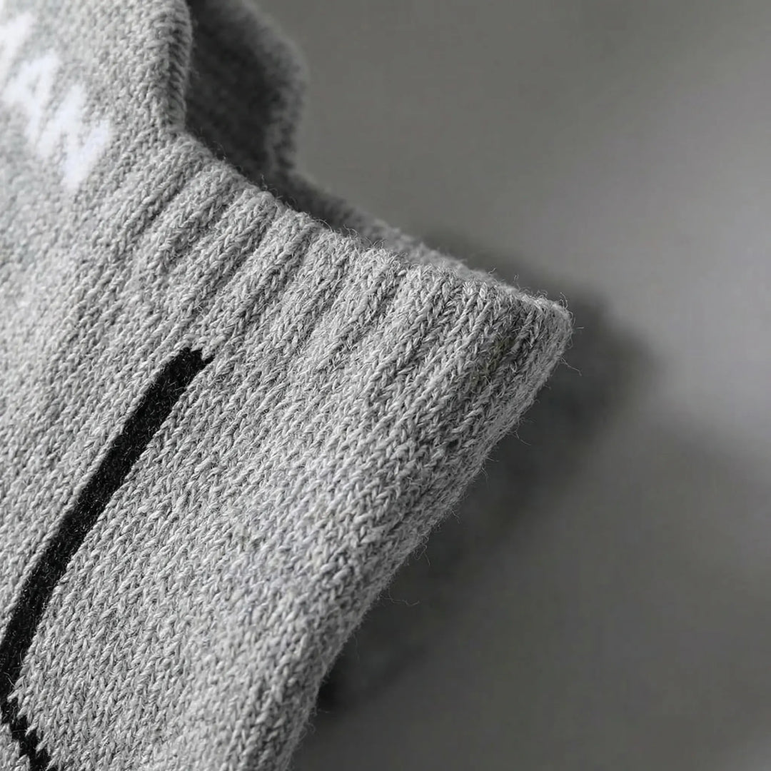 Breathable men's ankle socks, low-cut design, perfect for sports and everyday active wear.