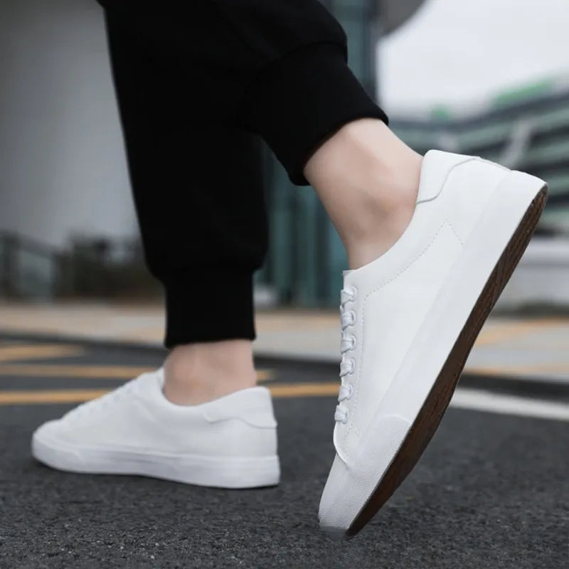 Comfortable men's athletic casual low-top lace-up sneakers, ideal for daily walking and versatile wear.