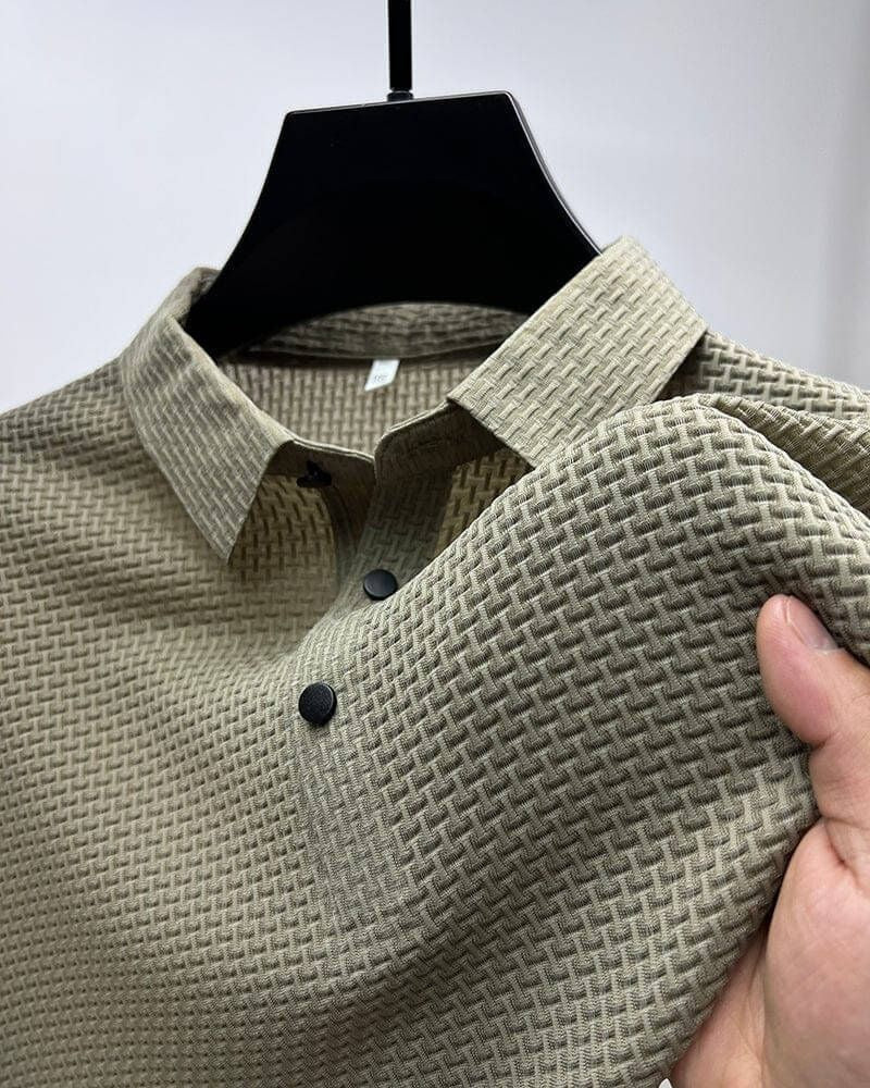 Versatile men's breathable knit shirt, ideal for a refined casual or smart look.