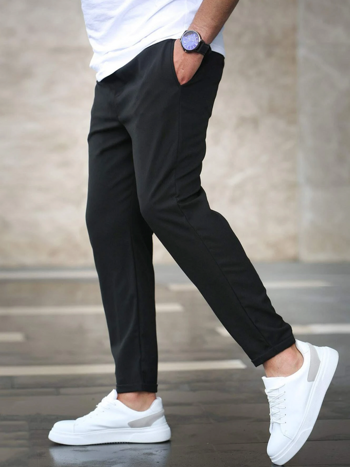 Stylish men's stretch trousers, ideal for everyday style and casual luxury.