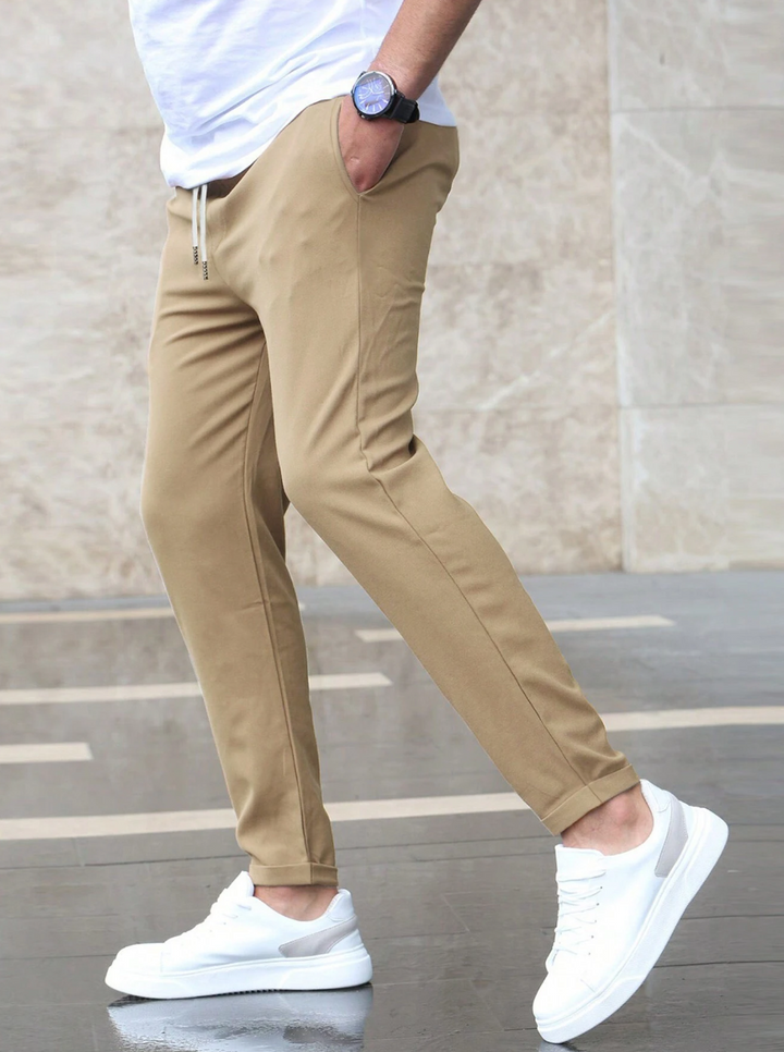 Comfortable men's premium pants, featuring a modern fit and versatile design.