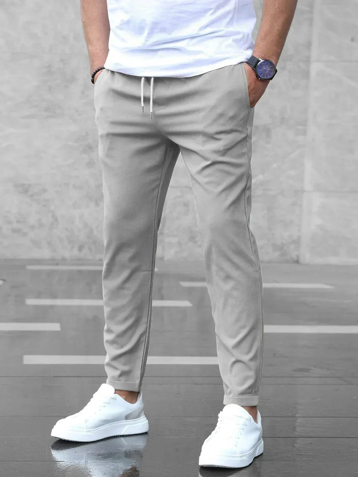 Comfortable men's luxury pants, featuring a stretch fabric and modern fit.