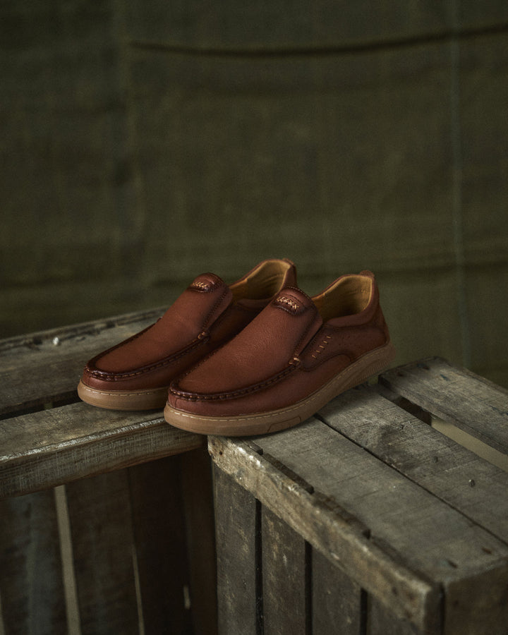 Sophisticated men's leather slip-on loafers, Madison brand. Ideal for dressy or casual outfits.