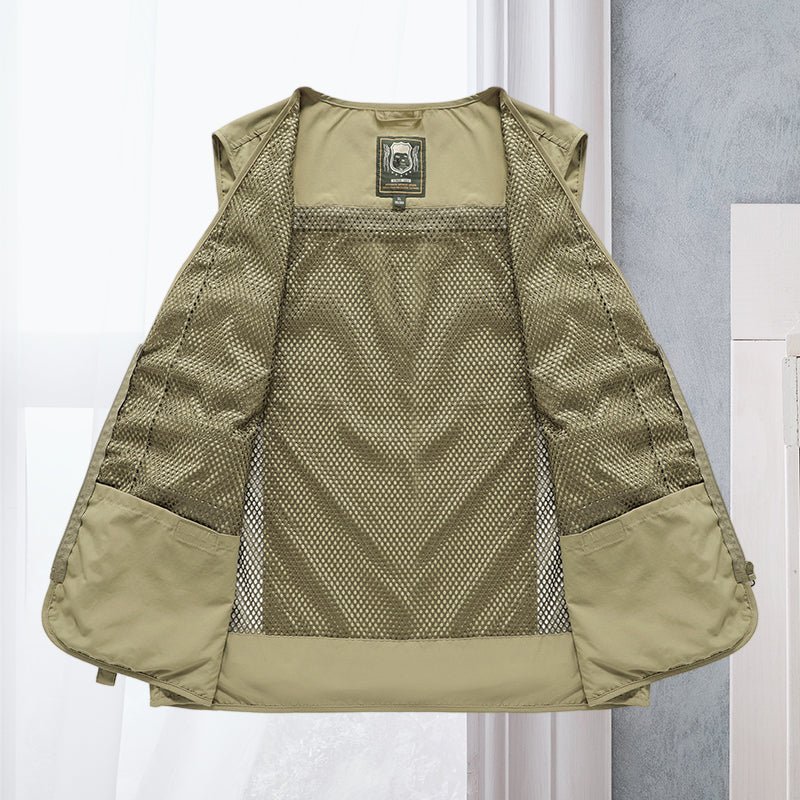 Stylish men's tactical utility vest with multi-pockets, perfect for streetwear and casual layering.