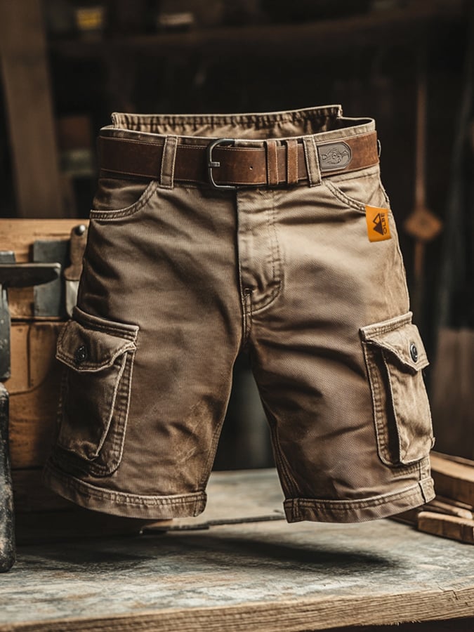 Durable men's cargo pants, perfect for autumn/winter, featuring a relaxed fit and practical multi-pockets.