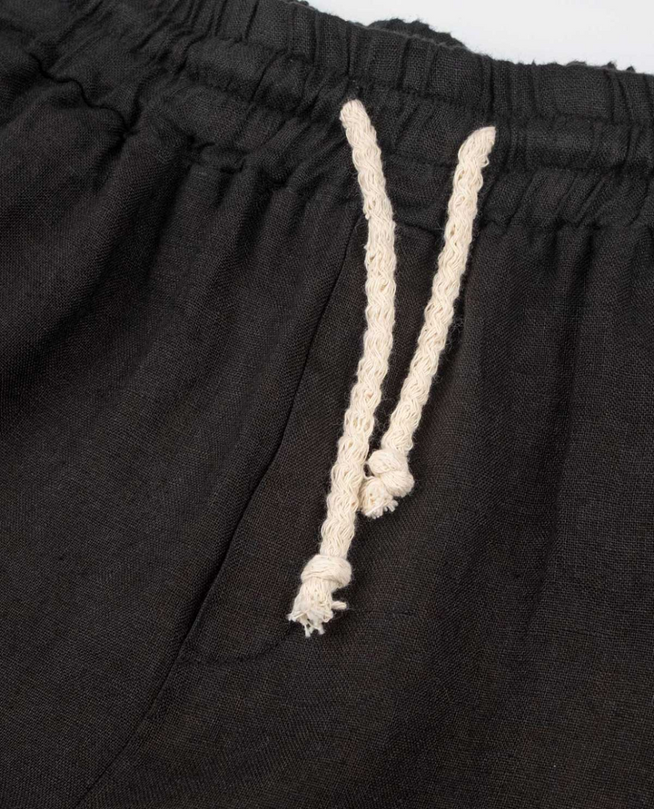 Stylish men's breathable shorts with a relaxed fit. Ideal for summer fashion and comfortable everyday wear.