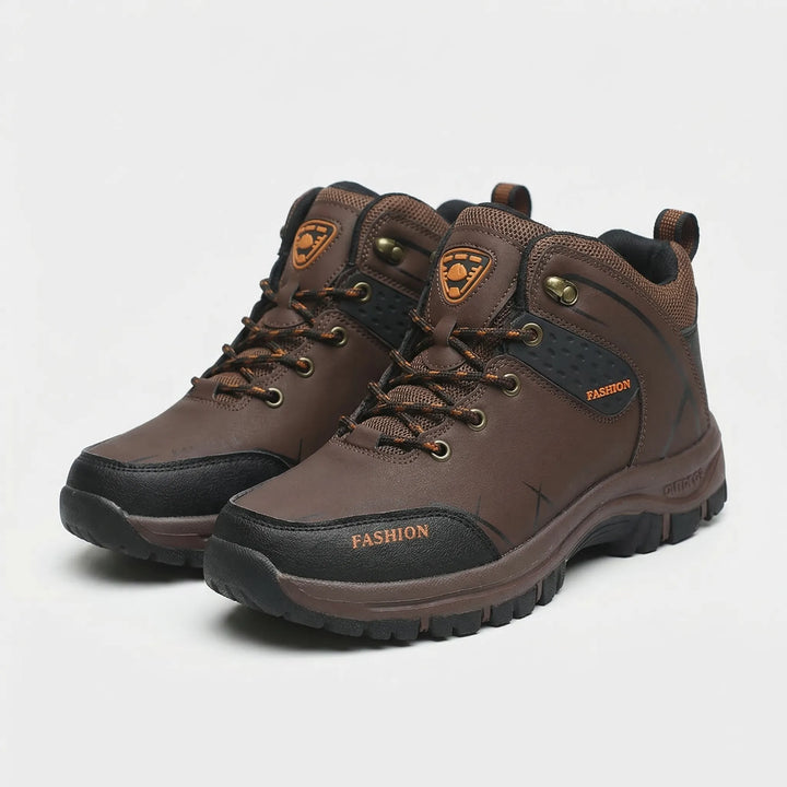Durable men's retro work boots, ankle-high & water repellent, providing comfort and traction for outdoor jobs.