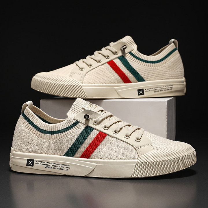Lightweight men's casual sneakers with retro stripes, offering everyday comfort and a smart-casual look.