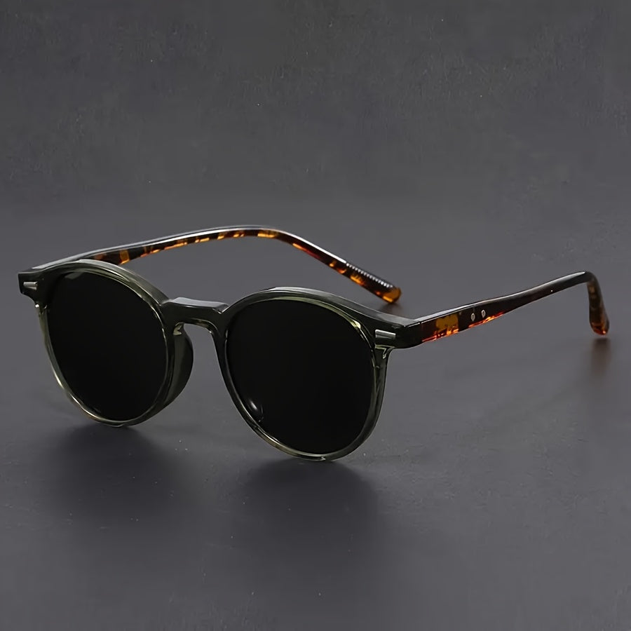 Stylish men's full-rim round tortoiseshell sunglasses with dark lenses, perfect for everyday fashion.