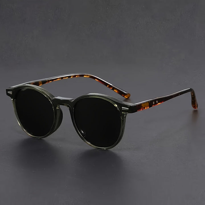 Stylish men's full-rim round tortoiseshell sunglasses with dark lenses, perfect for everyday fashion.