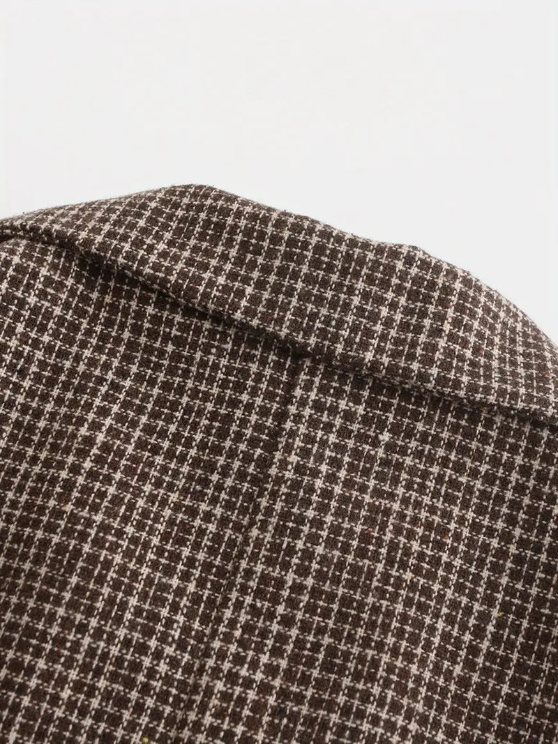 Stylish men's slim fit check blazer for smart casual autumn & spring fashion. Versatile patterned jacket.