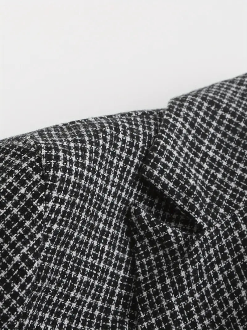 Fashionable men's slim fit check blazer, great for smart casual events. Stylish autumn/spring men's jacket.