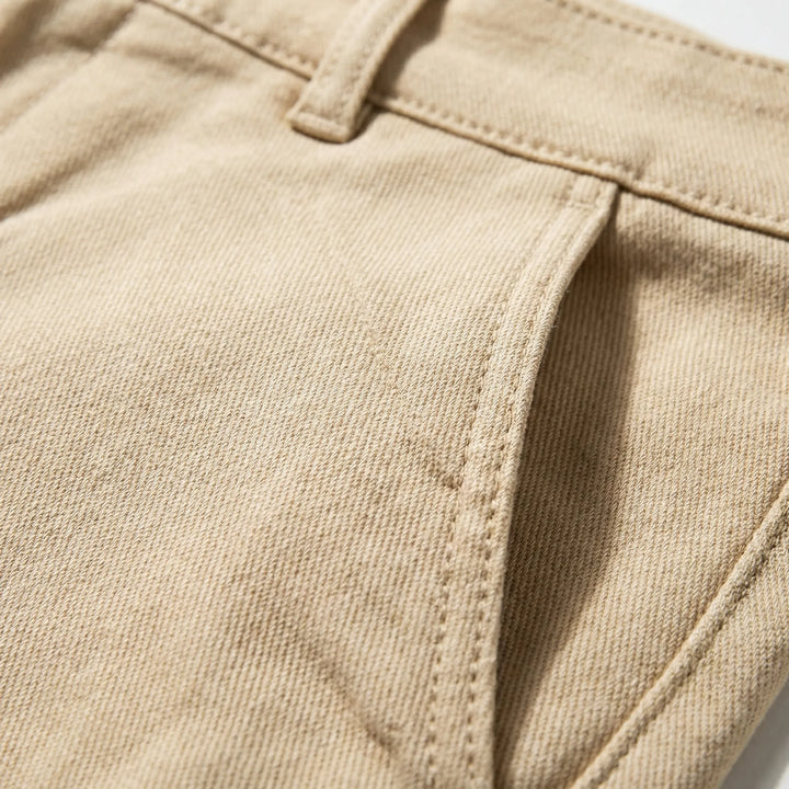 Stylish men's slim-fit trousers, ideal for versatile everyday fashion.
