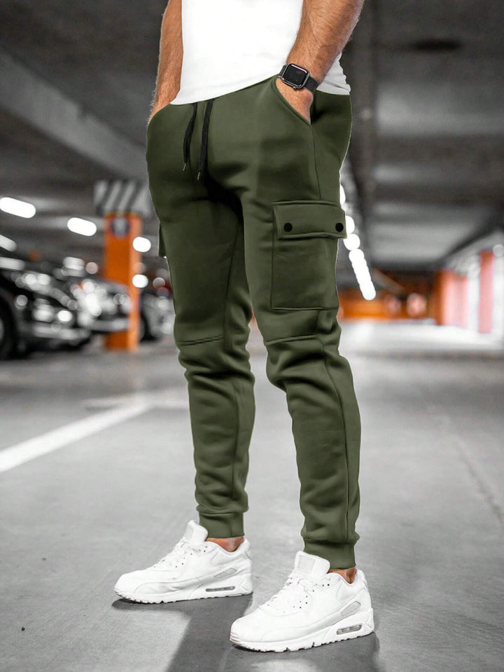 Men's slim-fit black jogger pants, cargo pocket, perfect for a trendy streetwear look.