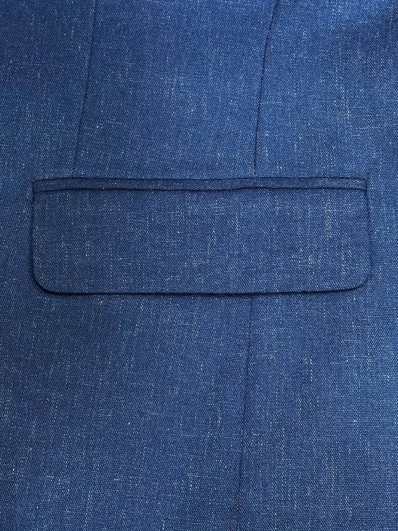Modern men's slim fit business suit, a two-piece set of blazer and trousers for professional elegance.
