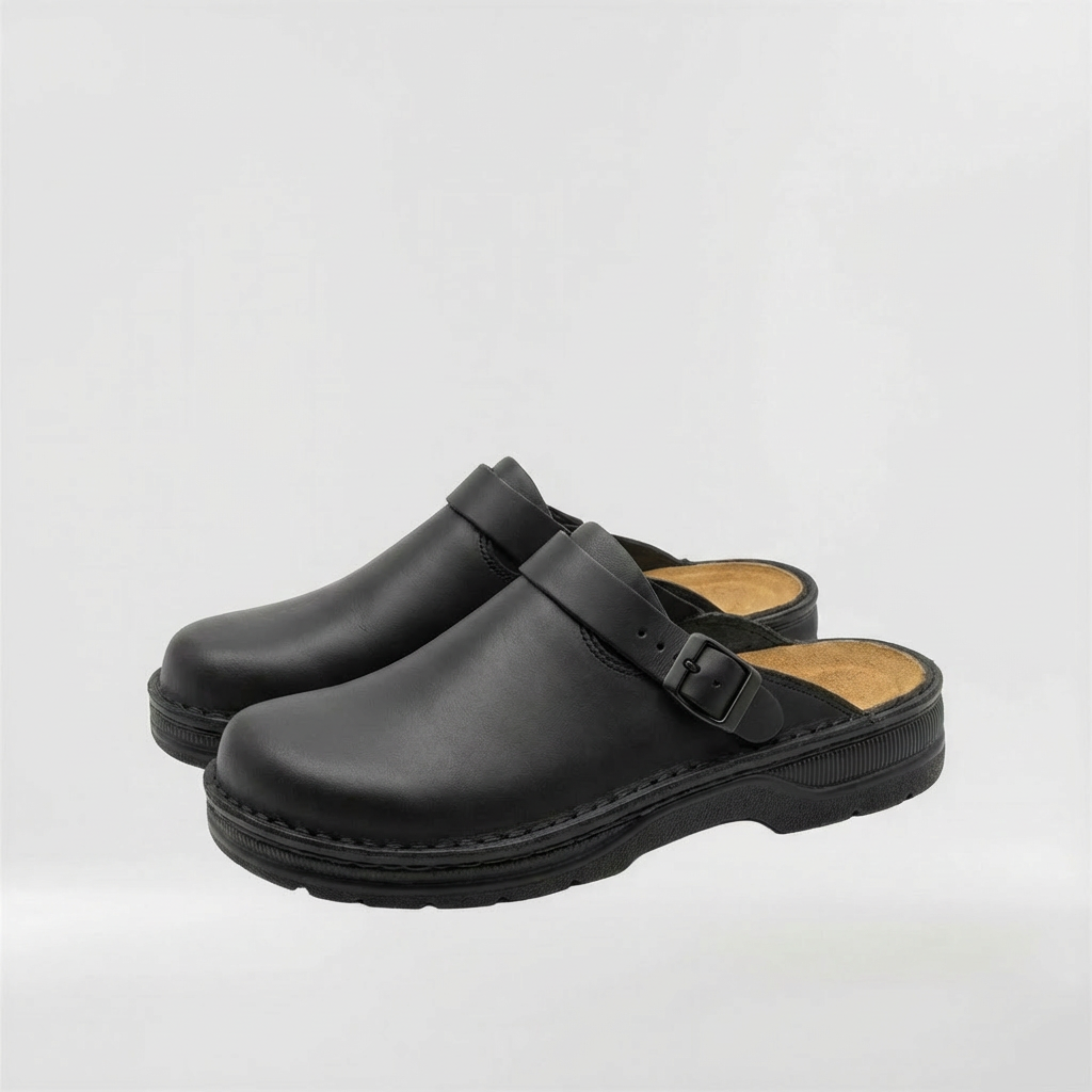 Brown men's closed-back clogs. Comfortable slip-on sabot style for practical everyday indoor & outdoor use.