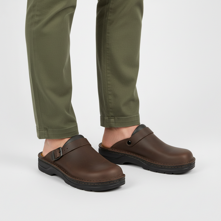 Men's closed-toe slip-on clogs, offering everyday comfort. Ideal casual footwear for both indoor and outdoor use.