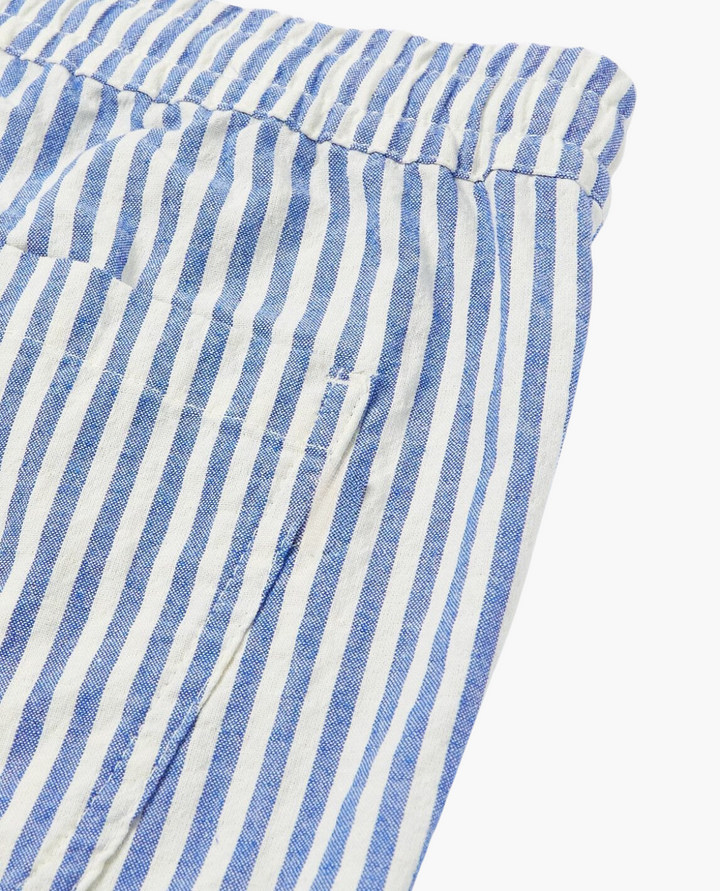 Comfortable men's striped summer shorts, breathable fabric, relaxed fit, great for warm weather & leisure.