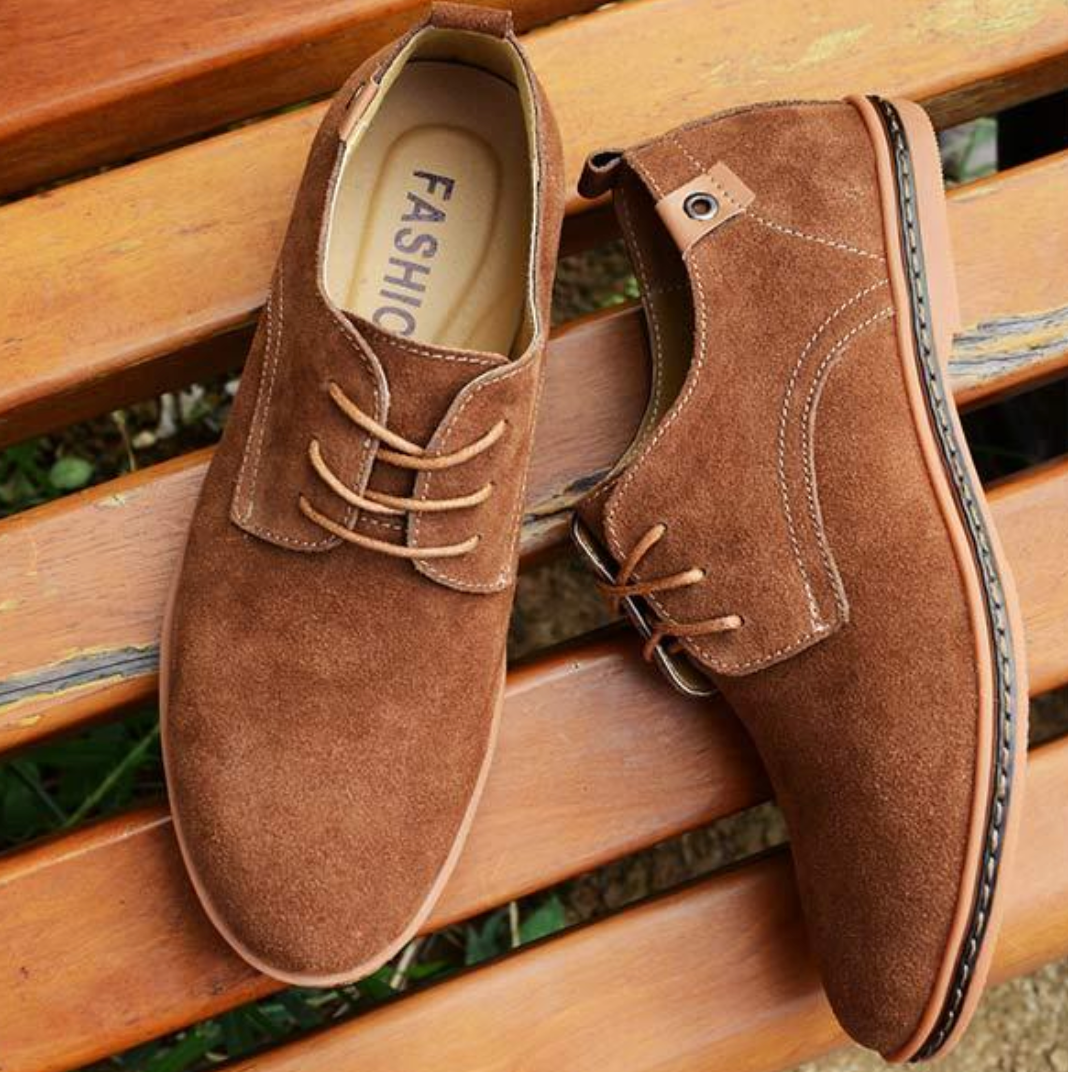 Timeless men's dress shoes: sophisticated lace-up Derby design in versatile leather for classic men's fashion.
