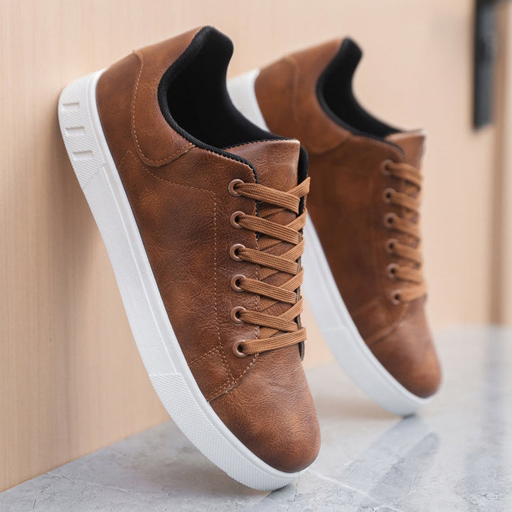 Men's fashionable low-top sneakers, offering stylish comfort and versatile wear for daily activities.