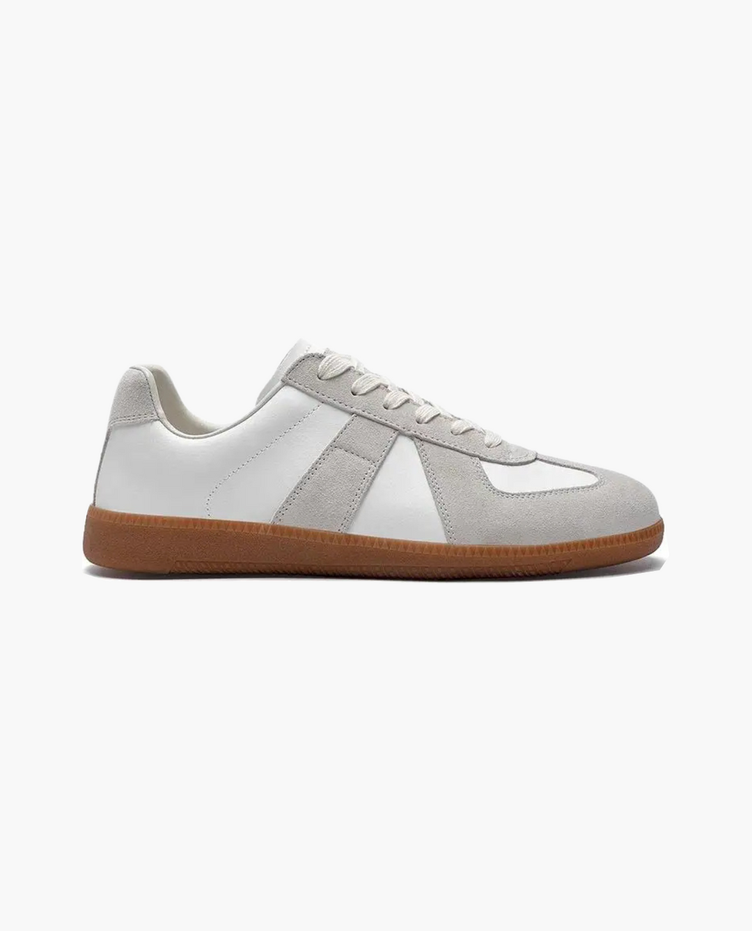 Men's stylish low-top casual sneakers, perfect for smart casual outfits & everyday comfort.