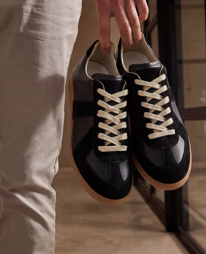 Stylish men's lace-up sneakers, offering a comfortable low-top design for modern men's fashion.