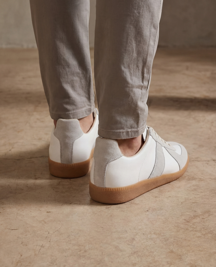 Versatile men's low-top sneakers, combining comfort with a stylish design for any casual occasion.