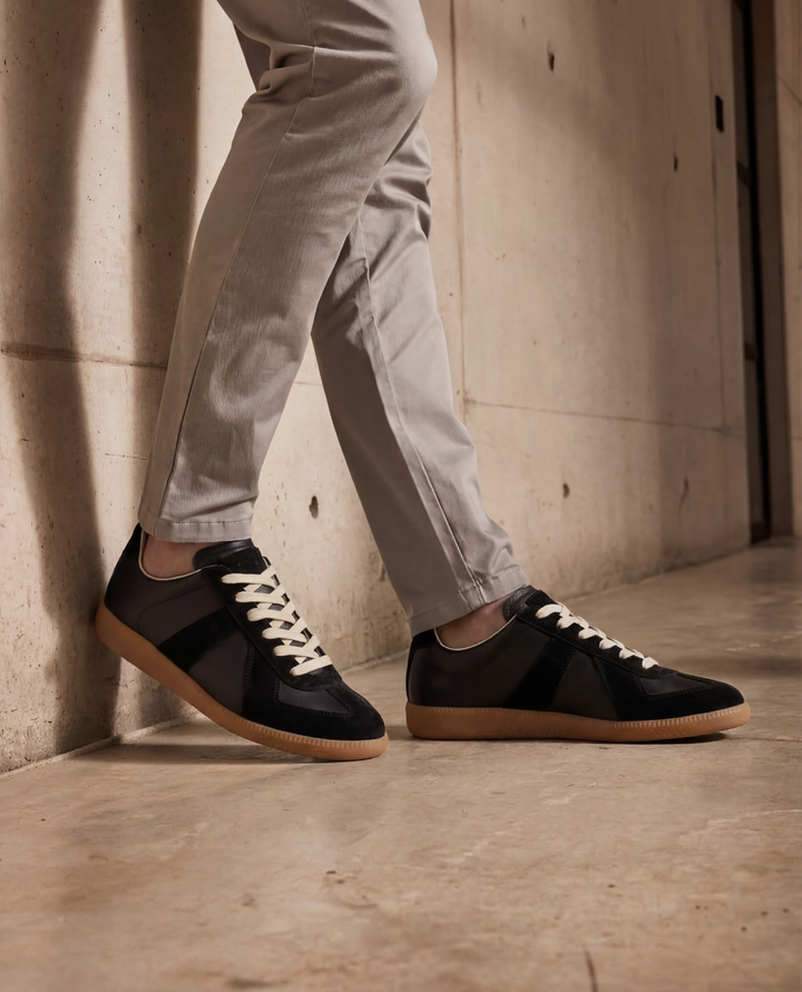 Men's comfortable white low-top casual walking shoes, blending style & practicality for daily wear.