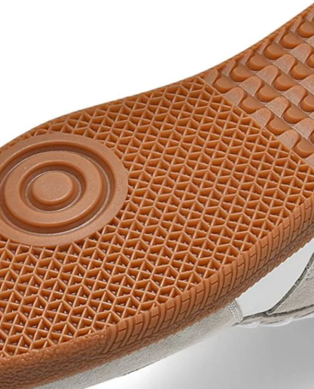 Modern men's smart casual low-top sneakers, perfect for year-round style and comfortable walking.