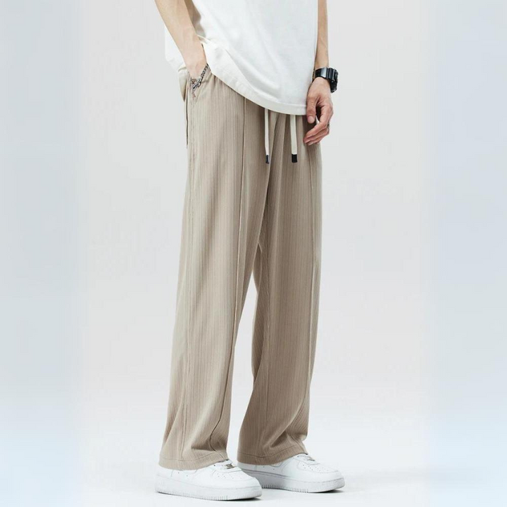 Black men's pleated pants, elegant and comfortable, ideal for smart casual or professional settings.
