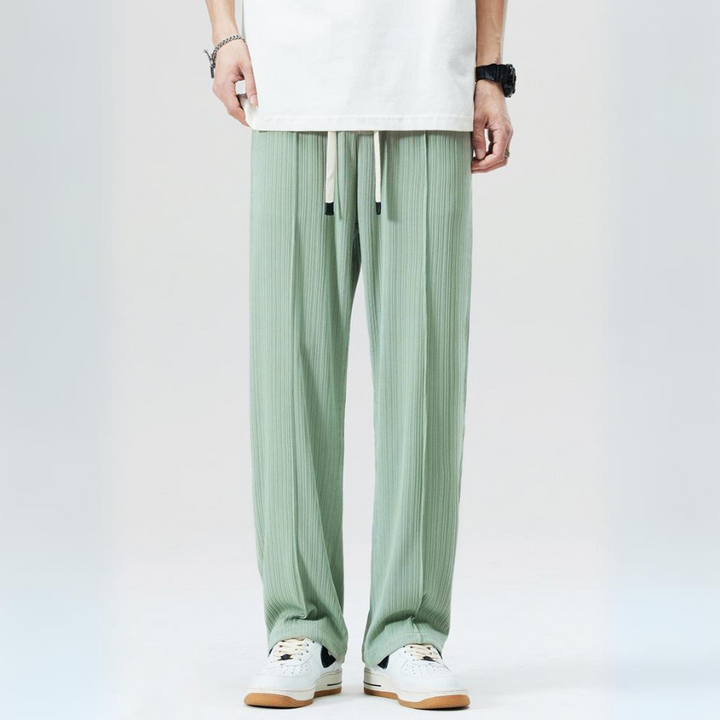 Comfortable men's pleated pants for everyday wear, stylish and versatile for various casual occasions.