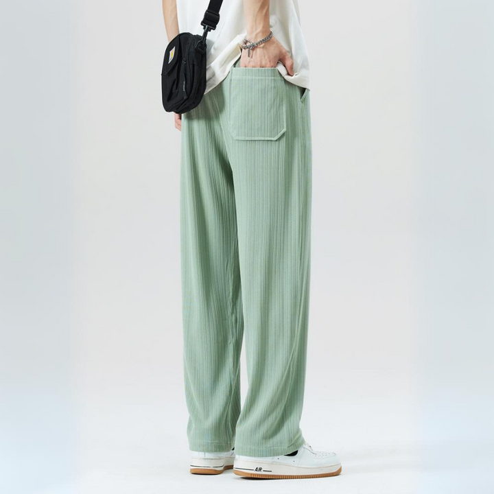 Elegant men's pleated trousers, perfect for business casual or smart casual attire, combining style and comfort.