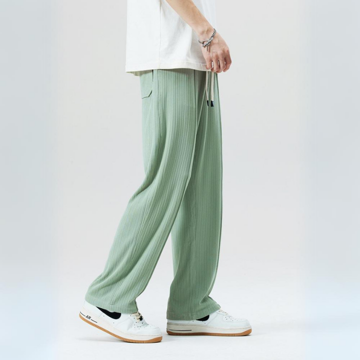 Stylish men's pleated pants in a dark color, highlighting comfortable fit & modern design for everyday.