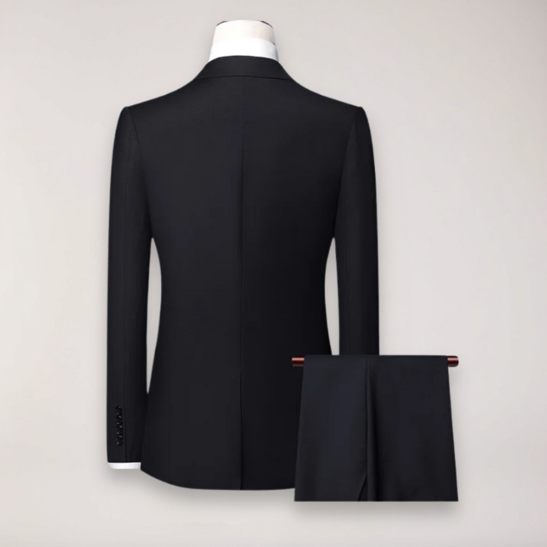 Elegant men's two-piece wedding suit, featuring a tailored blazer and classic trousers for special occasions.