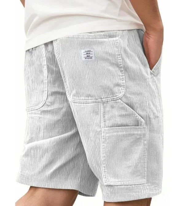 Relaxed men's cargo shorts for ultimate summer comfort, featuring practical pockets & kneelength design.