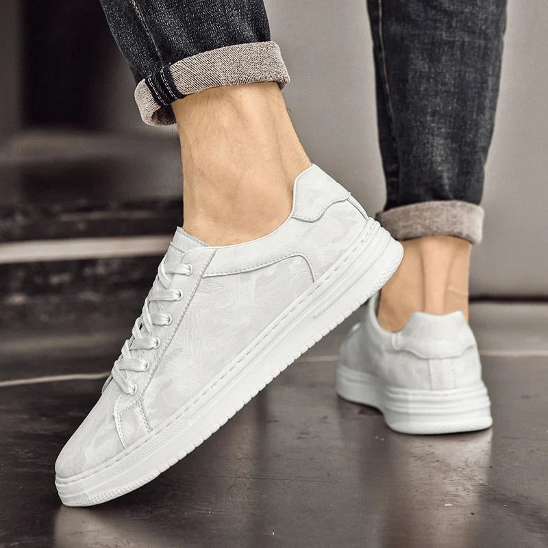 Close-up of men's modern casual sneakers, showcasing quality, versatile design, and comfort.