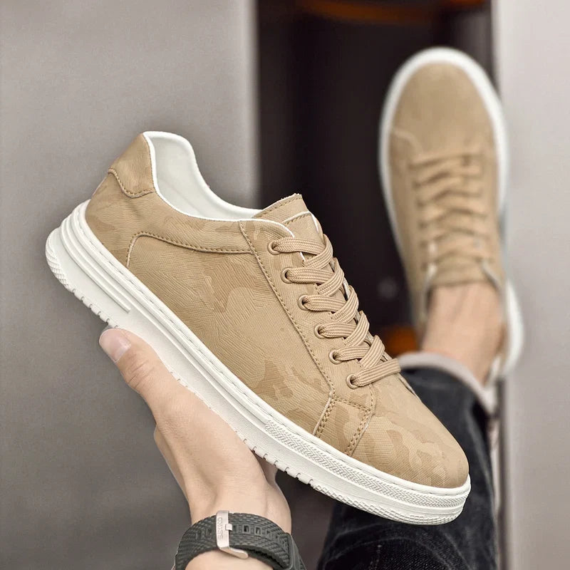 Lace-up men's casual sneakers, versatile and comfortable footwear for everyday style.