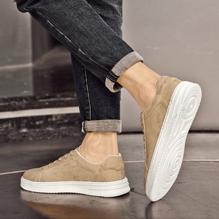 Modern men's casual sneakers, sleek design for versatile everyday wear and comfort.