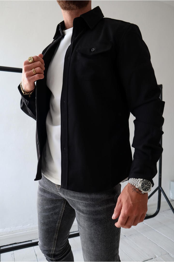 Button-up men's layering jacket with practical chest pockets. Versatile outerwear for men's fashion.