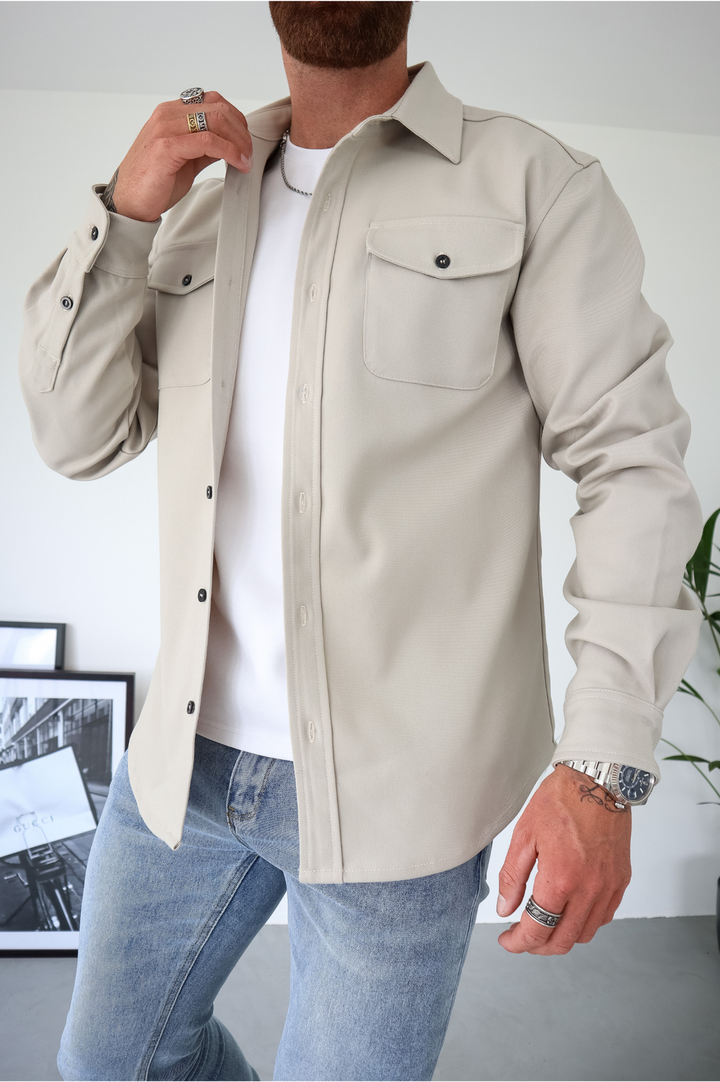 Modern men's jacket: a versatile overshirt with functional chest pockets & button-up design.