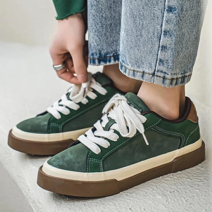 Green vintage men's skate shoes, offering a comfortable retro style. Ideal for casual wear and everyday fashion.
