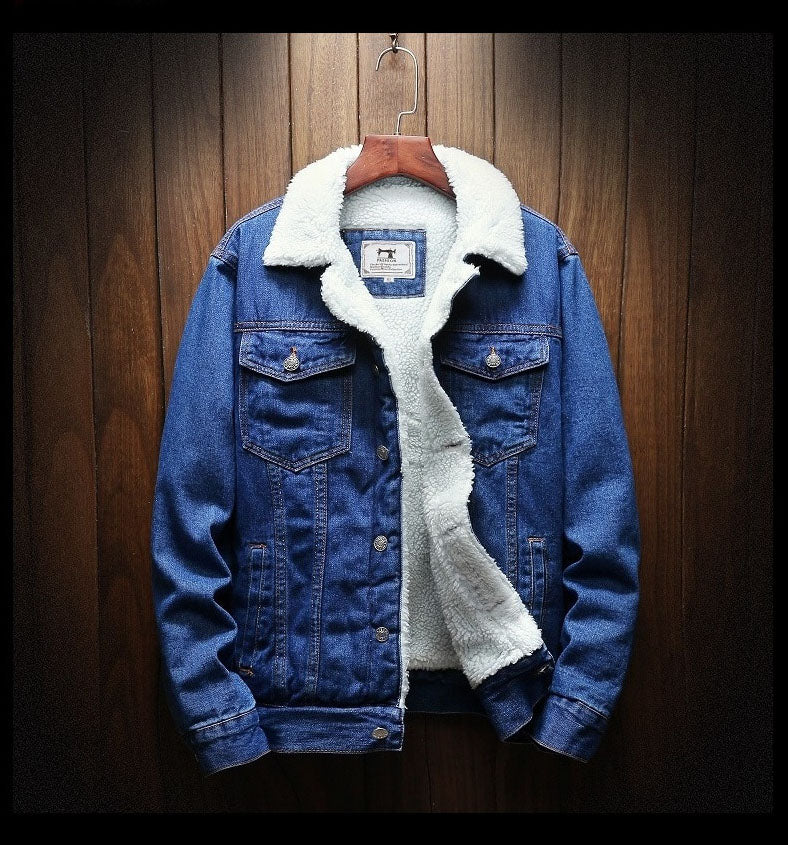 Fashionable men's retro light blue denim jacket, fleece-lined. Durable winter protection, casual look.