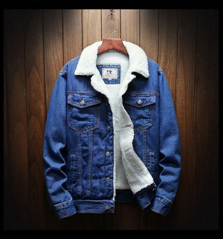 Fashionable men's retro light blue denim jacket, fleece-lined. Durable winter protection, casual look.